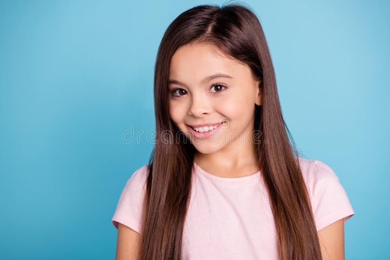 Ritratto del primo piano di lei lei diritto-dai capelli di buon umore allegro attraente ben curato adorabile dolce adorabile sveg immagine stock Ritratto del primo piano di lei lei diritto-dai capelli di buon umore allegro attraente ben curato adorabile dolce adorabile sveg immagine stock