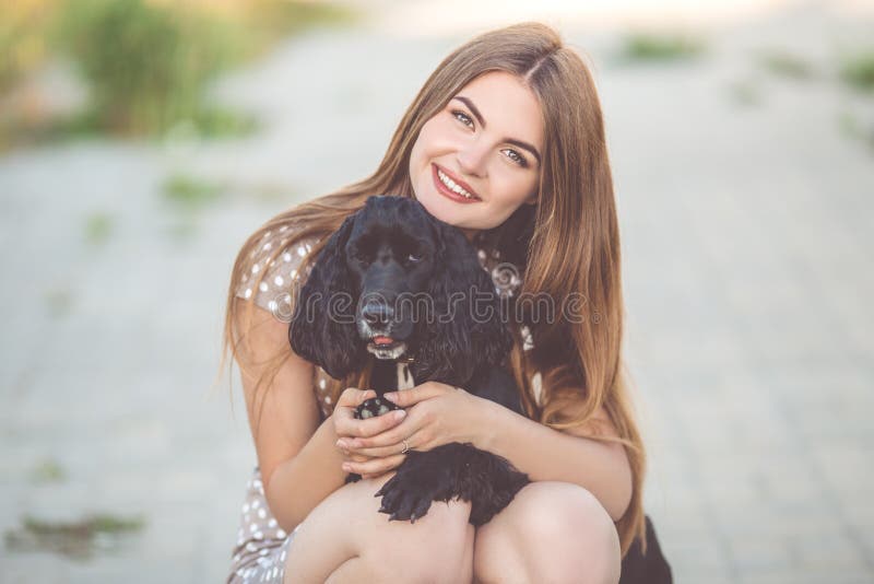 Ritratto del primo piano di ragazza teenager abbastanza giovane con il cane nero di cocker spaniel immagine stock libera da diritti Ritratto del primo piano di ragazza teenager abbastanza giovane con il cane nero di cocker spaniel immagine stock libera da diritti