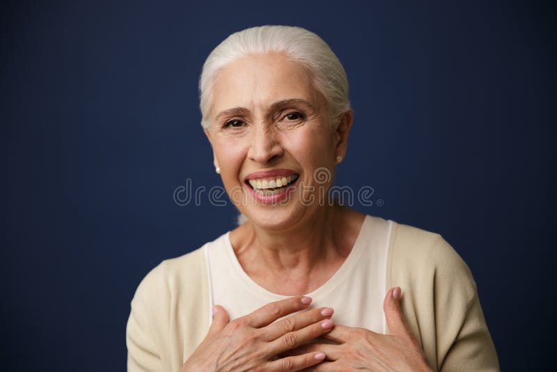 Ritratto del primo piano di risata della donna matura, tenentesi per mano su lei immagine stock Ritratto del primo piano di risata della donna matura, tenentesi per mano su lei immagine stock