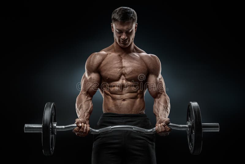 Ritratto del primo piano di un allenamento muscolare dell'uomo con il bilanciere alla palestra Ritratto del primo piano di un allenamento muscolare dell'uomo con il bilanciere alla palestra