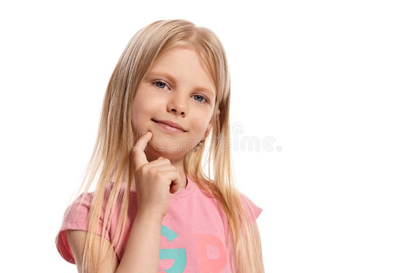 Ritratto del primo piano di un bambino biondo piacevole in una posa rosa della maglietta isolato su fondo bianco fotografie stock Ritratto del primo piano di un bambino biondo piacevole in una posa rosa della maglietta isolato su fondo bianco fotografie stock