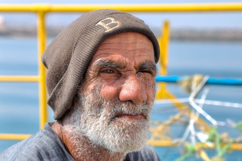 Ritratto del primo piano di un lavoratore iraniano dell'uomo anziano fotografia stock libera da diritti Ritratto del primo piano di un lavoratore iraniano dell'uomo anziano fotografia stock libera da diritti