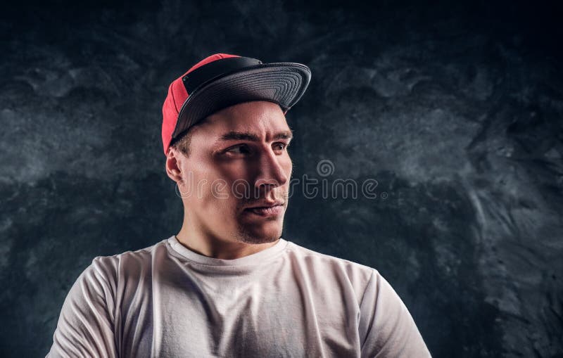 Ritratto del primo piano di un uomo bello che indossa una maglietta e un cappuccio bianchi che guardano lateralmente fotografia stock libera da diritti Ritratto del primo piano di un uomo bello che indossa una maglietta e un cappuccio bianchi che guardano lateralmente fotografia stock libera da diritti