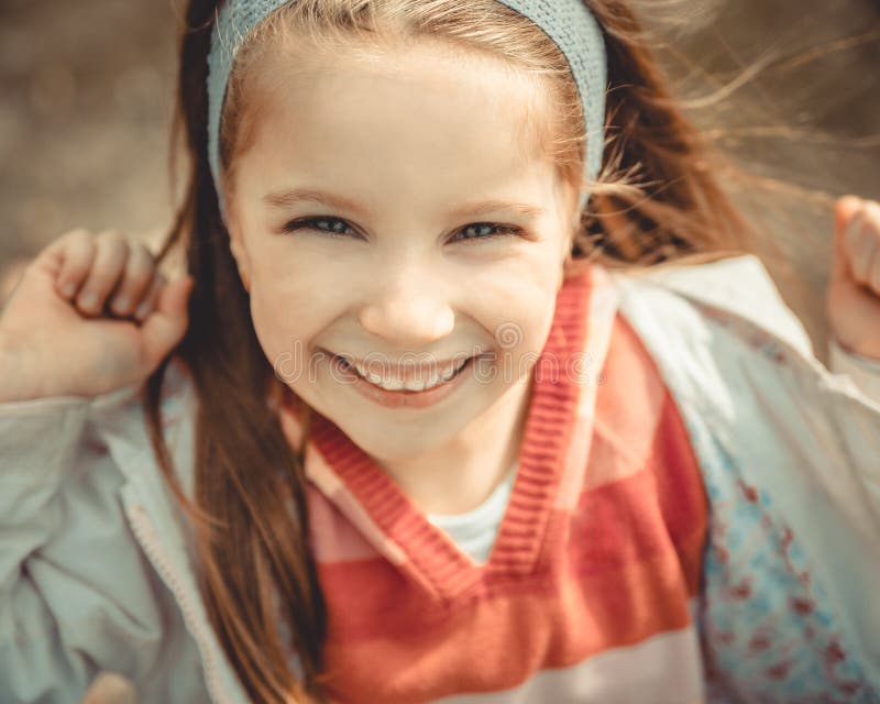 Ritratto del primo piano di una ragazza graziosa fotografie stock Ritratto del primo piano di una ragazza graziosa fotografie stock
