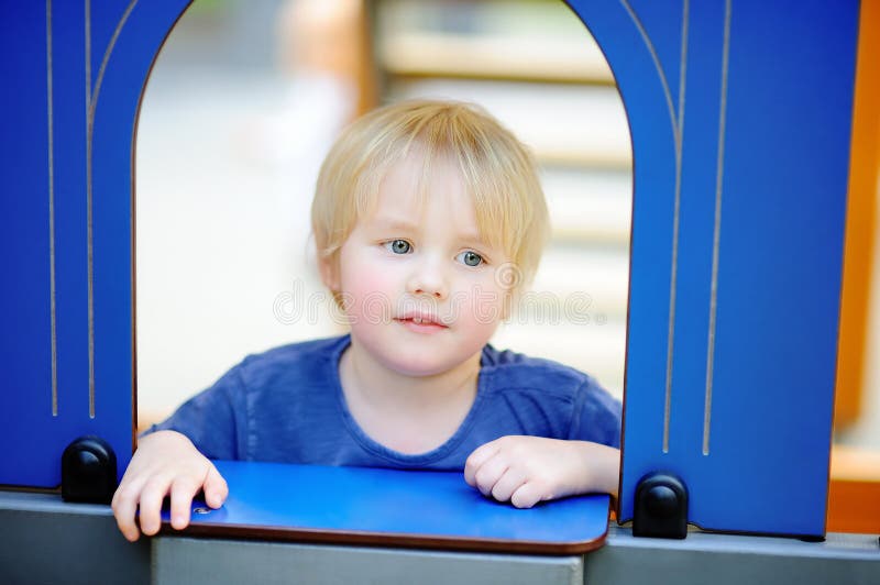 Ritratto del primo piano del ragazzino sveglio durante il gioco fotografie stock libere da diritti Ritratto del primo piano del ragazzino sveglio durante il gioco fotografie stock libere da diritti