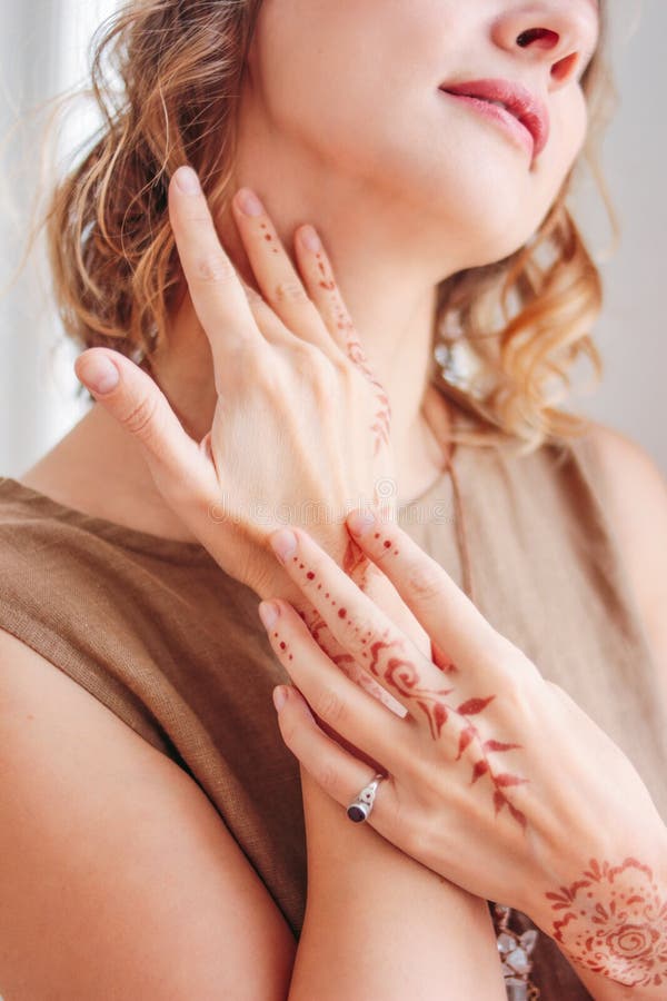 Ritratto del raccolto di bella giovane donna in vestito di tela con il mehendi sulle mani, bellezza naturale di eco immagini stock Ritratto del raccolto di bella giovane donna in vestito di tela con il mehendi sulle mani, bellezza naturale di eco immagini stock
