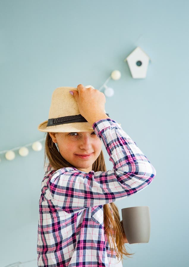 Ritratto dell'adolescente felice e allegro in un cappello fotografia stock libera da diritti Ritratto dell'adolescente felice e allegro in un cappello fotografia stock libera da diritti