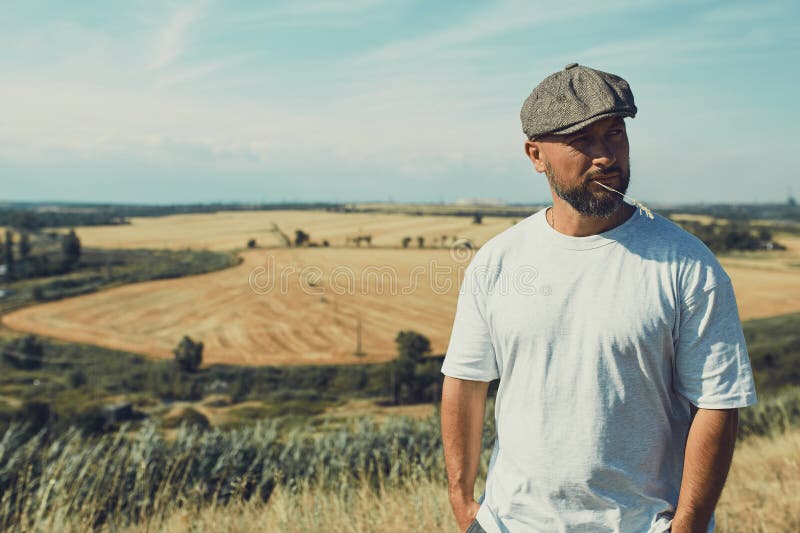Ritratto dell'agricoltore maschio confuso che esamina la macchina fotografica e che graffia la sua testa Chiuda su di giovane con fotografia stock libera da diritti Ritratto dell'agricoltore maschio confuso che esamina la macchina fotografica e che graffia la sua testa Chiuda su di giovane con fotografia stock libera da diritti