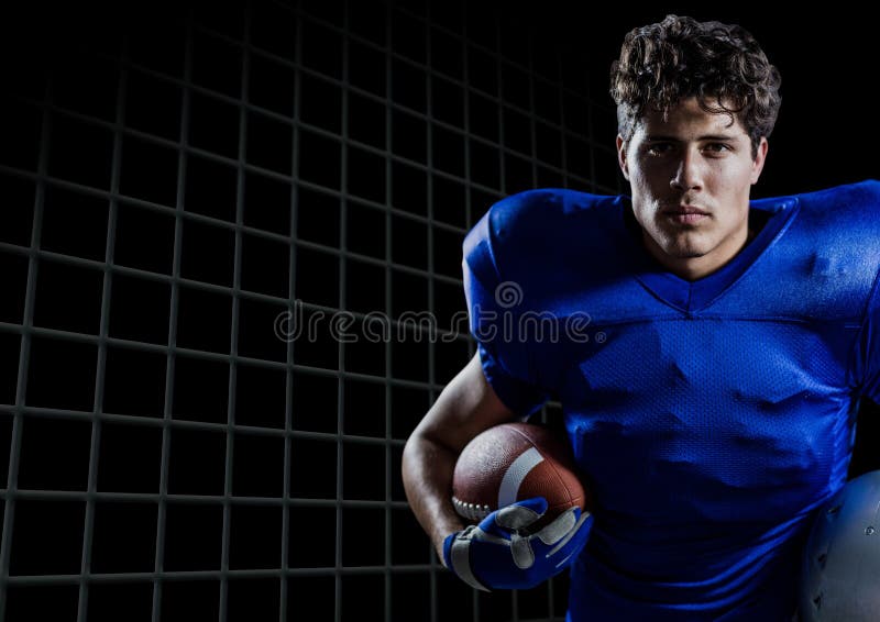 Ritratto dell'atleta che gioca football americano fotografie stock Ritratto dell'atleta che gioca football americano fotografie stock