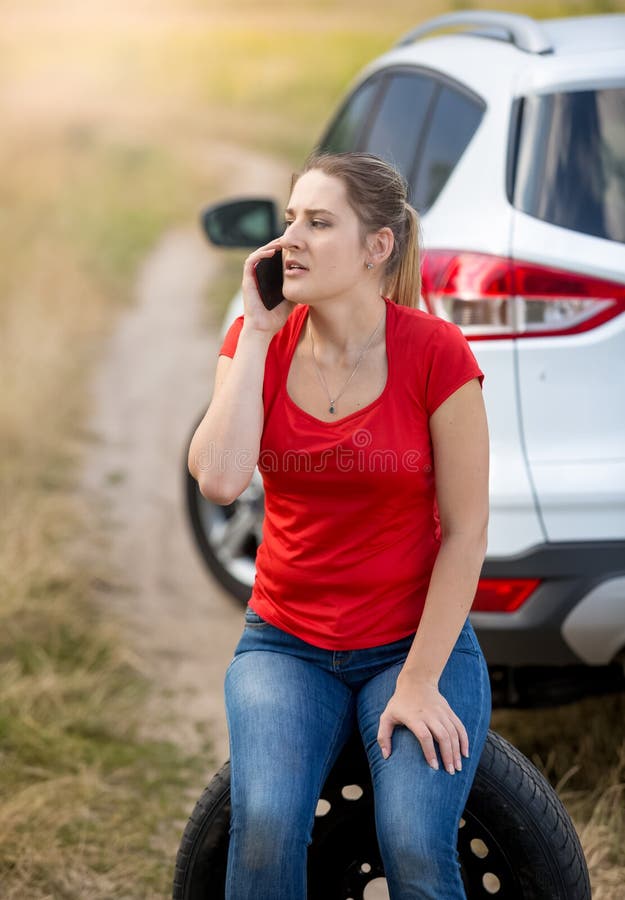 Ritratto dell'automobile tagliata seguente di seduta dell'autista femminile al campo ed alla t fotografia stock Ritratto dell'automobile tagliata seguente di seduta dell'autista femminile al campo ed alla t fotografia stock