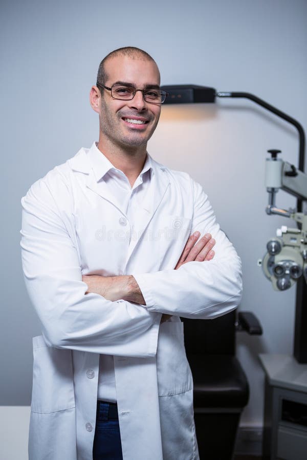 Ritratto dell'optometrista maschio con le armi attraversate fotografia stock