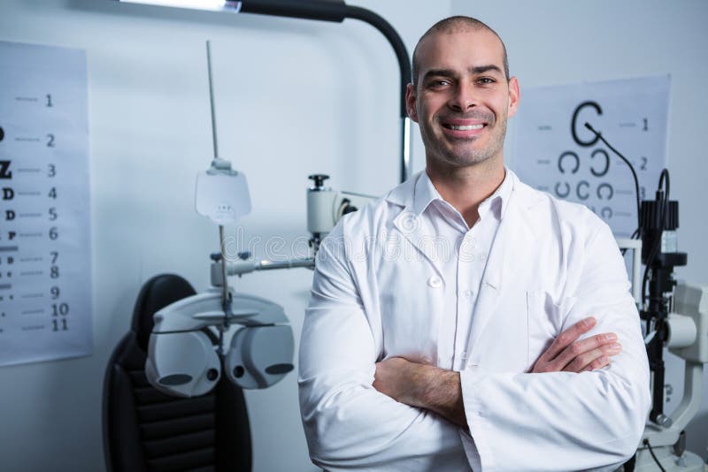 Ritratto dell'optometrista maschio con le armi attraversate fotografia stock libera da diritti