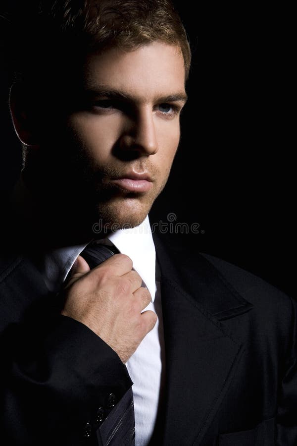 Ritratto dell'uomo alla moda bello in vestito nero elegante immagine stock Ritratto dell'uomo alla moda bello in vestito nero elegante immagine stock