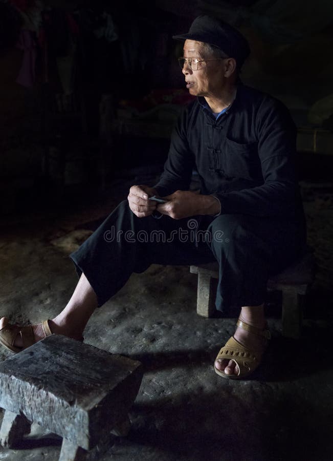 Ritratto dell'uomo anziano in un piccolo villaggio in Sapa, Vietnam immagine stock Ritratto dell'uomo anziano in un piccolo villaggio in Sapa, Vietnam immagine stock
