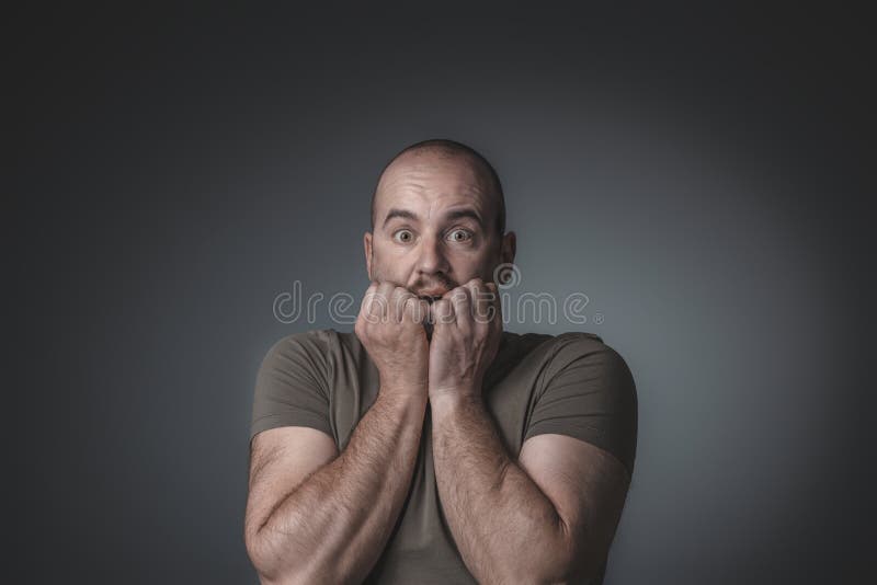 Ritratto dell'uomo caucasico con l'espressione spaventata che porta le sue mani al suo fronte immagini stock libere da diritti Ritratto dell'uomo caucasico con l'espressione spaventata che porta le sue mani al suo fronte immagini stock libere da diritti