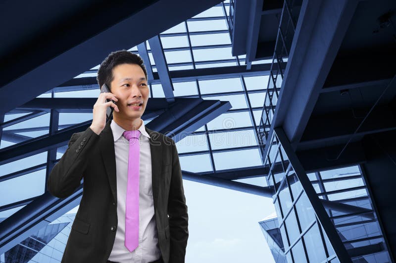 Ritratto dell'uomo d'affari asiatico che parla sul telefono fotografie stock libere da diritti Ritratto dell'uomo d'affari asiatico che parla sul telefono fotografie stock libere da diritti
