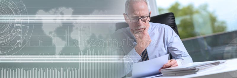 Ritratto dell'uomo d'affari maturo che controlla un documento Bandiera panoramica immagine stock Ritratto dell'uomo d'affari maturo che controlla un documento Bandiera panoramica immagine stock