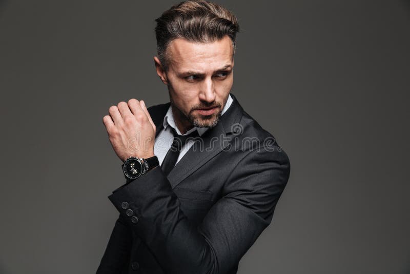 Ritratto dell'uomo d'affari serio bello in vestito nero che guarda a fotografia stock libera da diritti Ritratto dell'uomo d'affari serio bello in vestito nero che guarda a fotografia stock libera da diritti