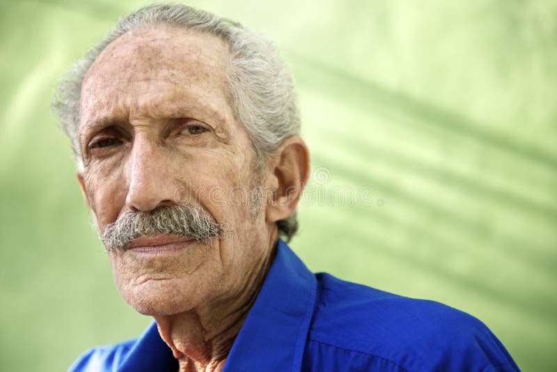 Ritratto dell'uomo ispanico anziano serio che esamina macchina fotografica fotografie stock Ritratto dell'uomo ispanico anziano serio che esamina macchina fotografica fotografie stock