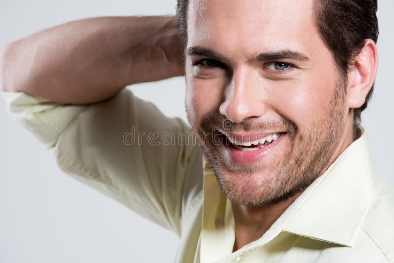 Ritratto dell'uomo sorridente in camicia gialla. fotografie stock libere da diritti Ritratto dell'uomo sorridente in camicia gialla. fotografie stock libere da diritti