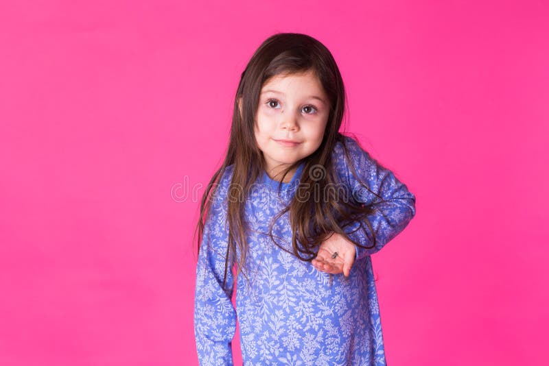 Ritratto della bambina adorabile isolato su un fondo rosa immagine stock libera da diritti Ritratto della bambina adorabile isolato su un fondo rosa immagine stock libera da diritti