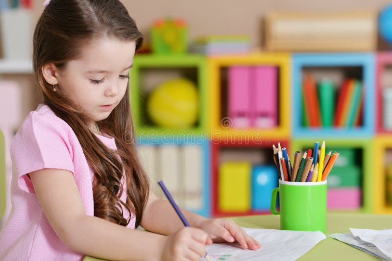 Ritratto della bambina sveglia nel disegno rosa della camicia immagini stock libere da diritti Ritratto della bambina sveglia nel disegno rosa della camicia immagini stock libere da diritti