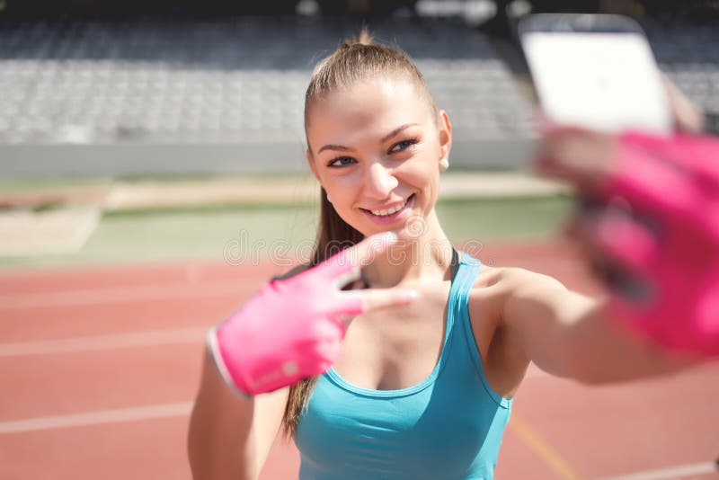 Ritratto della donna affascinante che prende un selfie, un'immagine di se stessa durante l'addestramento Addestramento, forma fis immagine stock Ritratto della donna affascinante che prende un selfie, un'immagine di se stessa durante l'addestramento Addestramento, forma fis immagine stock
