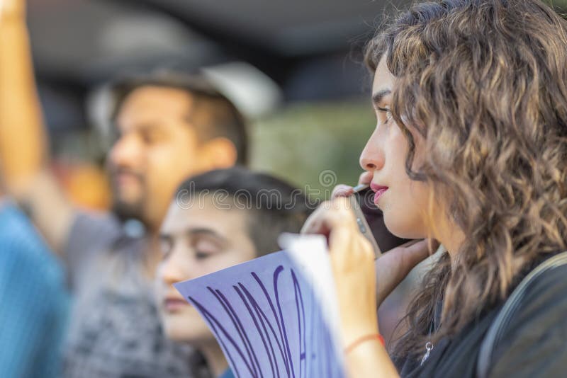 Ritratto della donna alle vie di Santiago durante il giorno 8M delle donne a Santiago de Chile fotografia stock libera da diritti Ritratto della donna alle vie di Santiago durante il giorno 8M delle donne a Santiago de Chile fotografia stock libera da diritti