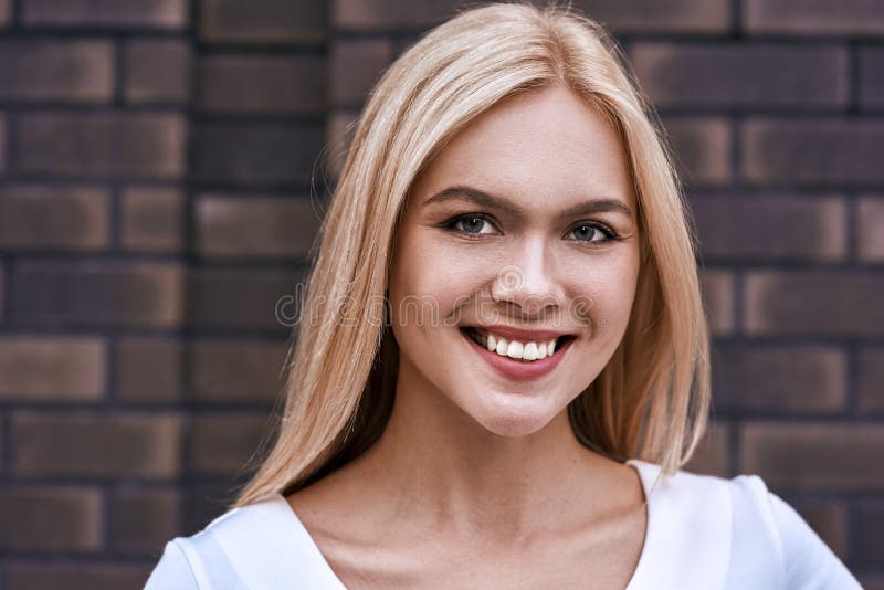 Ritratto della donna bionda sorridente immagini stock Ritratto della donna bionda sorridente immagini stock