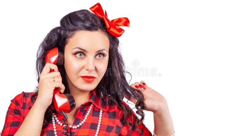 Ritratto della donna castana in vestito rosso con il telefono nello stule del pinup fotografia stock Ritratto della donna castana in vestito rosso con il telefono nello stule del pinup fotografia stock