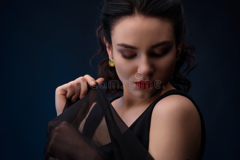 Ritratto della donna che guarda giù con il pezzo di Tulle immagini stock libere da diritti Ritratto della donna che guarda giù con il pezzo di Tulle immagini stock libere da diritti