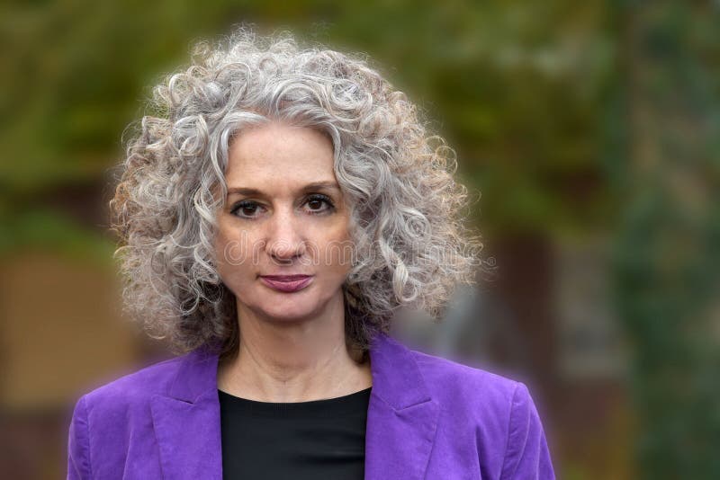 Ritratto della donna con capelli ricci meravigliosi immagini stock libere da diritti Ritratto della donna con capelli ricci meravigliosi immagini stock libere da diritti