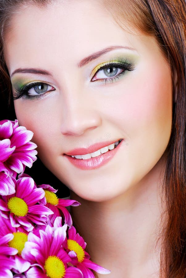 Ritratto della donna con i fiori dentellare