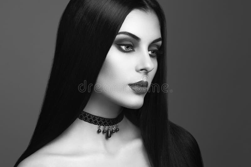 Ritratto della donna del vampiro di Halloween immagini stock libere da diritti Ritratto della donna del vampiro di Halloween immagini stock libere da diritti