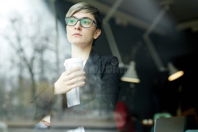 Ritratto della donna di affari pensierosa fotografia stock libera da diritti Ritratto della donna di affari pensierosa fotografia stock libera da diritti