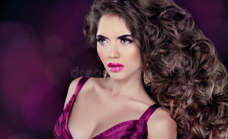 Ritratto della donna di modo di fascino. Bello castana con wav lungo fotografia stock Ritratto della donna di modo di fascino. Bello castana con wav lungo fotografia stock