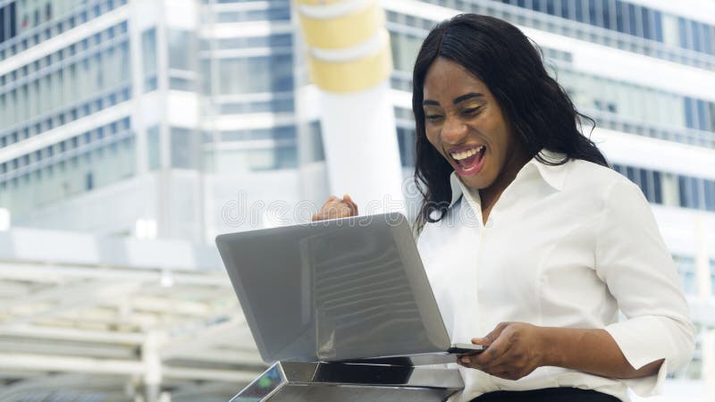 Ritratto della donna felice e sorprendente dell'Africano di affari fotografia stock Ritratto della donna felice e sorprendente dell'Africano di affari fotografia stock