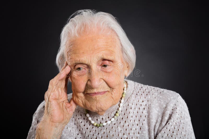 Ritratto della donna senior premurosa fotografie stock Ritratto della donna senior premurosa fotografie stock