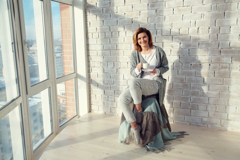 Ritratto della donna sorridente attraente con una tazza del caff? o del t? di mattina fotografia stock libera da diritti Ritratto della donna sorridente attraente con una tazza del caff? o del t? di mattina fotografia stock libera da diritti
