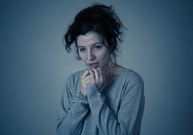 Ritratto della donna spaventata ed intimidita Studio sparato alla luce lunatica Espressioni ed emozioni umane fotografia stock libera da diritti Ritratto della donna spaventata ed intimidita Studio sparato alla luce lunatica Espressioni ed emozioni umane fotografia stock libera da diritti