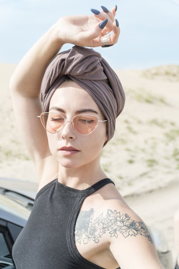 Ritratto della donna in un turbante fotografia stock libera da diritti Ritratto della donna in un turbante fotografia stock libera da diritti