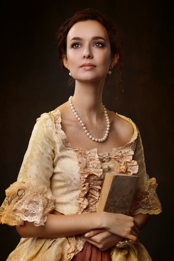 Ritratto della donna in vestito storico immagine stock libera da diritti Ritratto della donna in vestito storico immagine stock libera da diritti