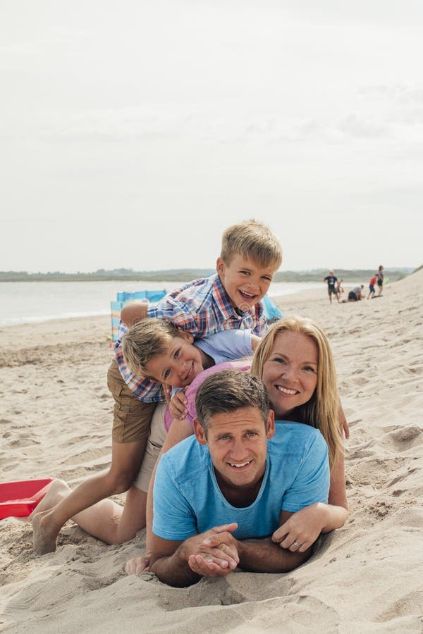 Ritratto della famiglia alla spiaggia fotografie stock Ritratto della famiglia alla spiaggia fotografie stock