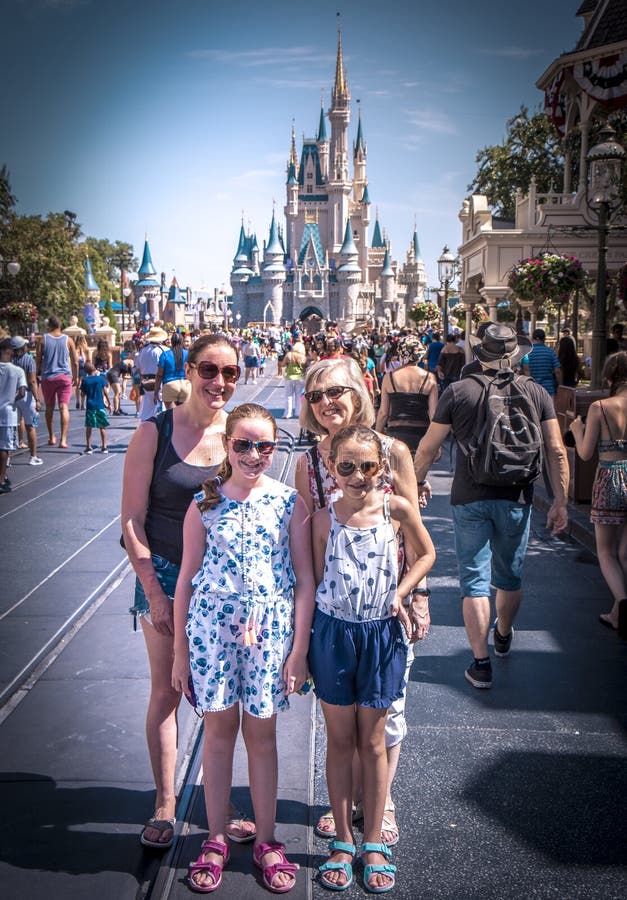 Ritratto della famiglia davanti al castello di principessa di Cenerentola al mondo Florida di Disney fotografie stock Ritratto della famiglia davanti al castello di principessa di Cenerentola al mondo Florida di Disney fotografie stock