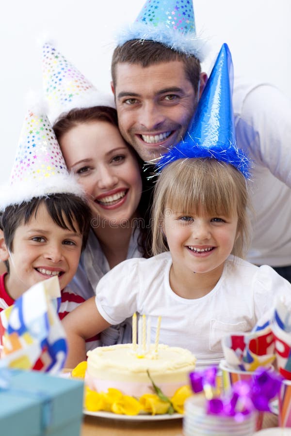 Ritratto della famiglia felice che celebra un compleanno fotografia stock Ritratto della famiglia felice che celebra un compleanno fotografia stock