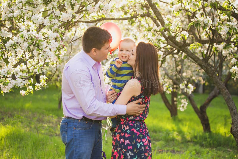 Ritratto della famiglia felice padre, madre, abbracciare del bambino e bacio immagini stock libere da diritti Ritratto della famiglia felice padre, madre, abbracciare del bambino e bacio immagini stock libere da diritti
