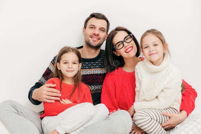 Ritratto della famiglia: la madre, il padre e due sorelle guardano direttamente dentro fotografie stock Ritratto della famiglia: la madre, il padre e due sorelle guardano direttamente dentro fotografie stock