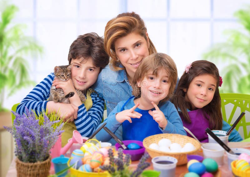 Ritratto della famiglia nel tempo di Pasqua fotografie stock Ritratto della famiglia nel tempo di Pasqua fotografie stock