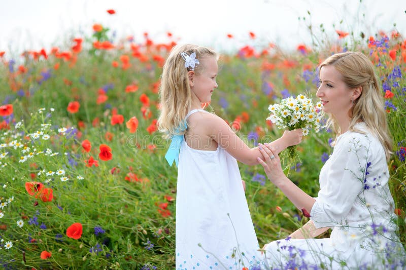 Ritratto della famiglia su una natura di estate Una madre felice ed il suo yo fotografie stock libere da diritti Ritratto della famiglia su una natura di estate Una madre felice ed il suo yo fotografie stock libere da diritti