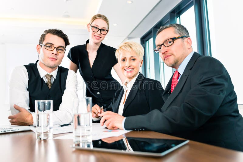 Ritratto della gente di affari felice immagine stock Ritratto della gente di affari felice immagine stock